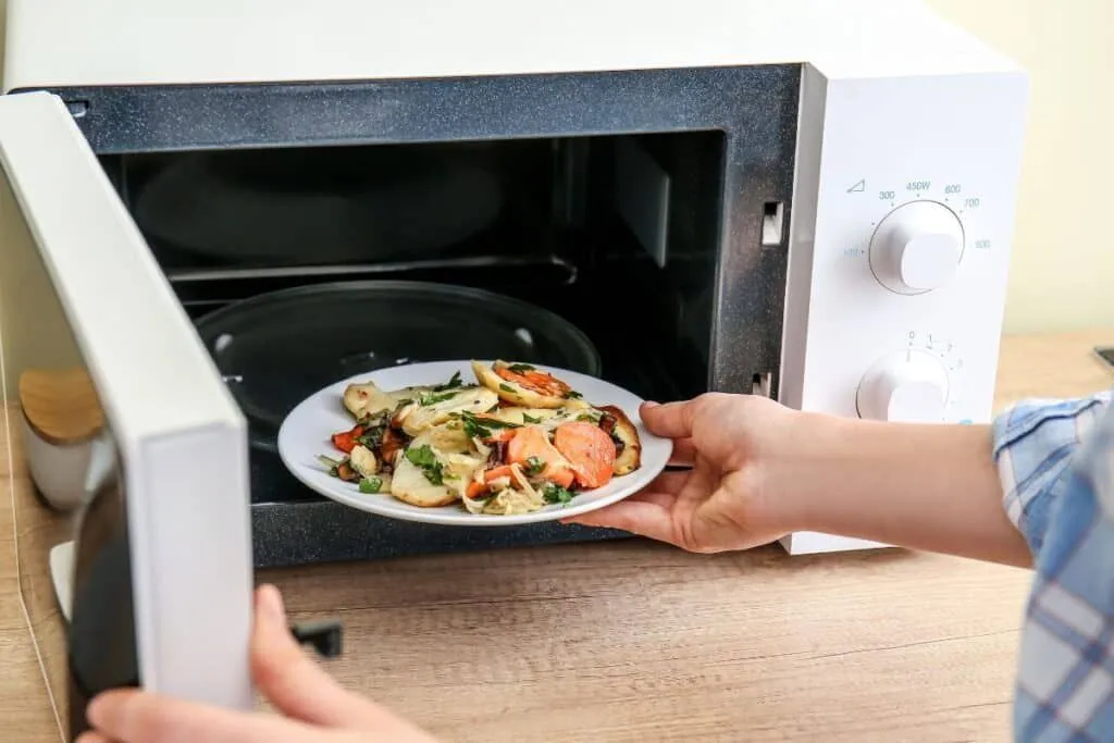 Var du ställer mikrovågsugnen — säkerhet och funktion i moderna kök