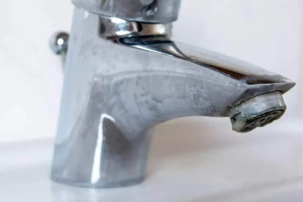 En enkel huskur för att förebygga vattenfläckar med ljusvax